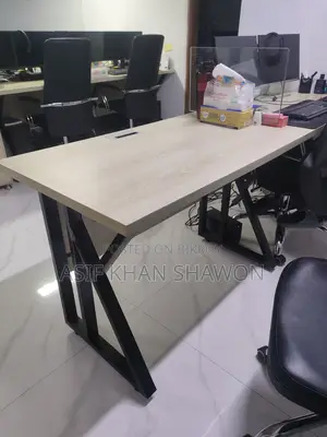 অফিস টেবিল