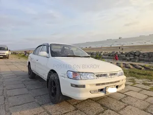 টয়োটা করোলা ১৯৯৩ সাদা