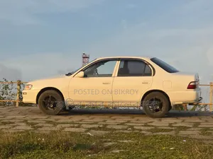 টয়োটা করোলা ১৯৯৩ সাদা