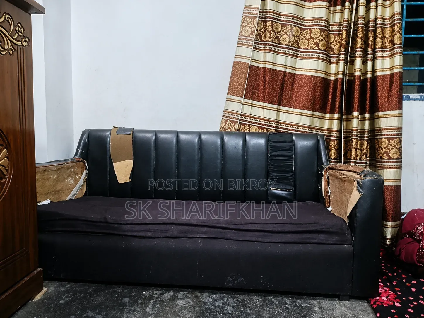তিনজনের বাসার একটি সোফা