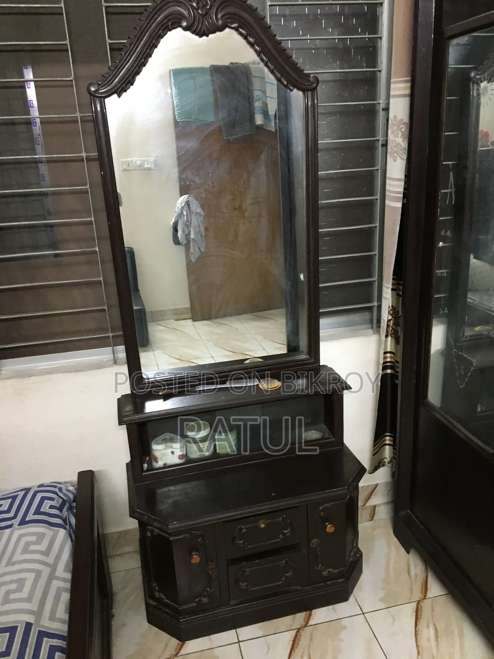 Showcase Dressing Table