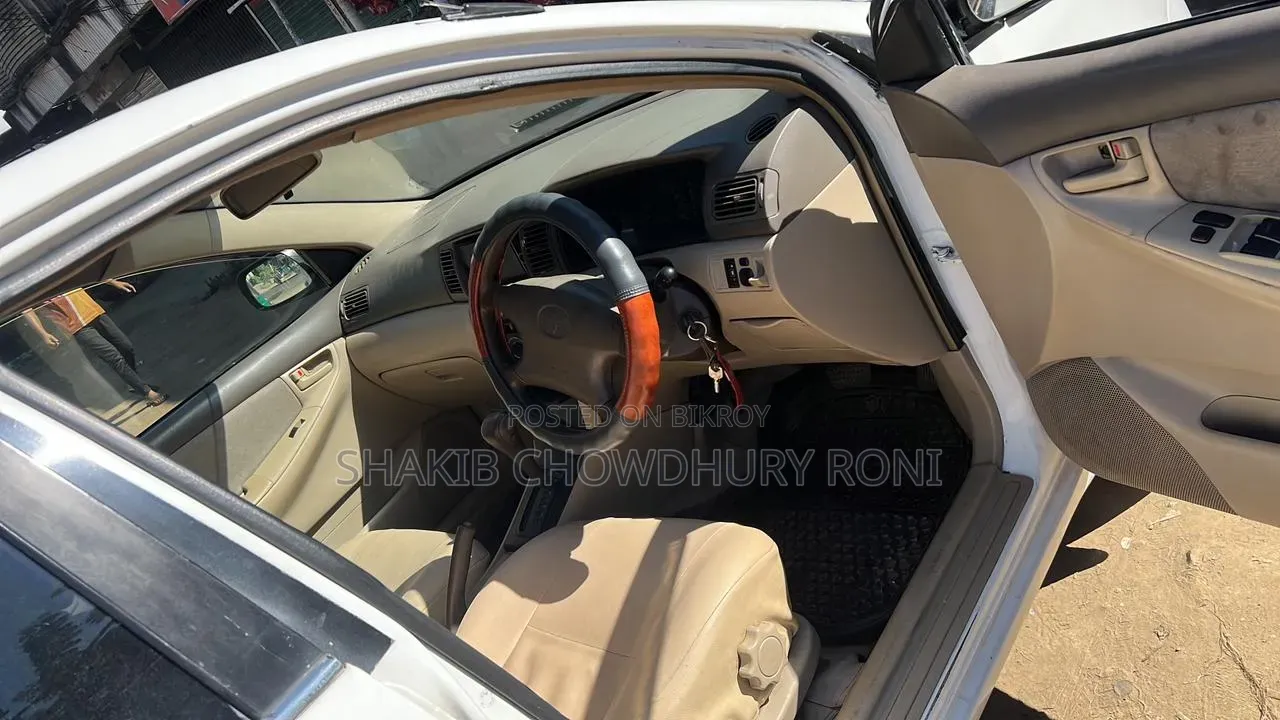 টয়োটা করোলা ২০০৫ সাদা