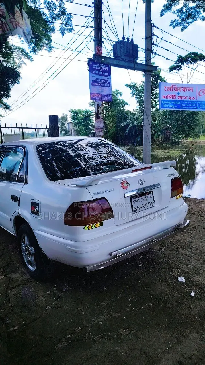 Toyota Corolla 2000 White