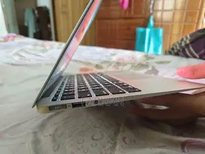 Laptop Apple MacBook Air ৪ জিবি ইন্টেল কোর আই ফাইভ এসএসডি ১২৮ জিবি