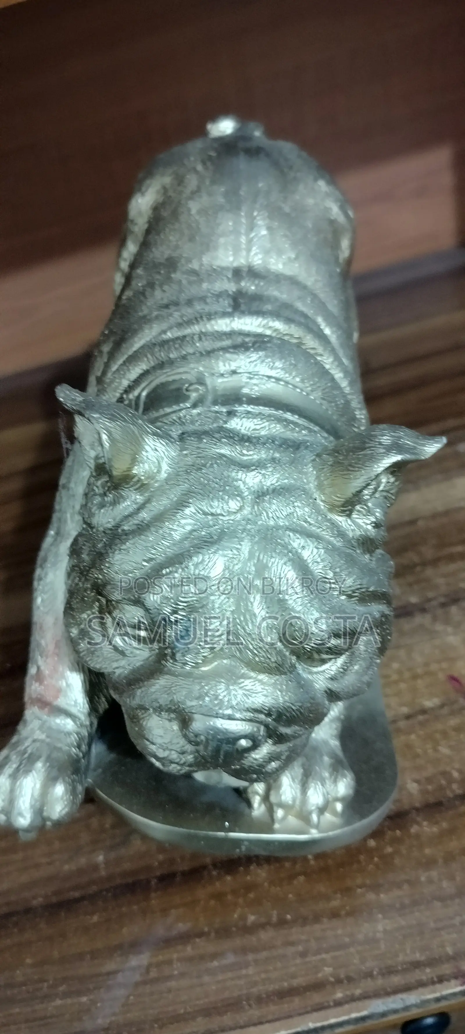 একটি বুলডগ (Bulldog) শোপিস/ফিগারিন