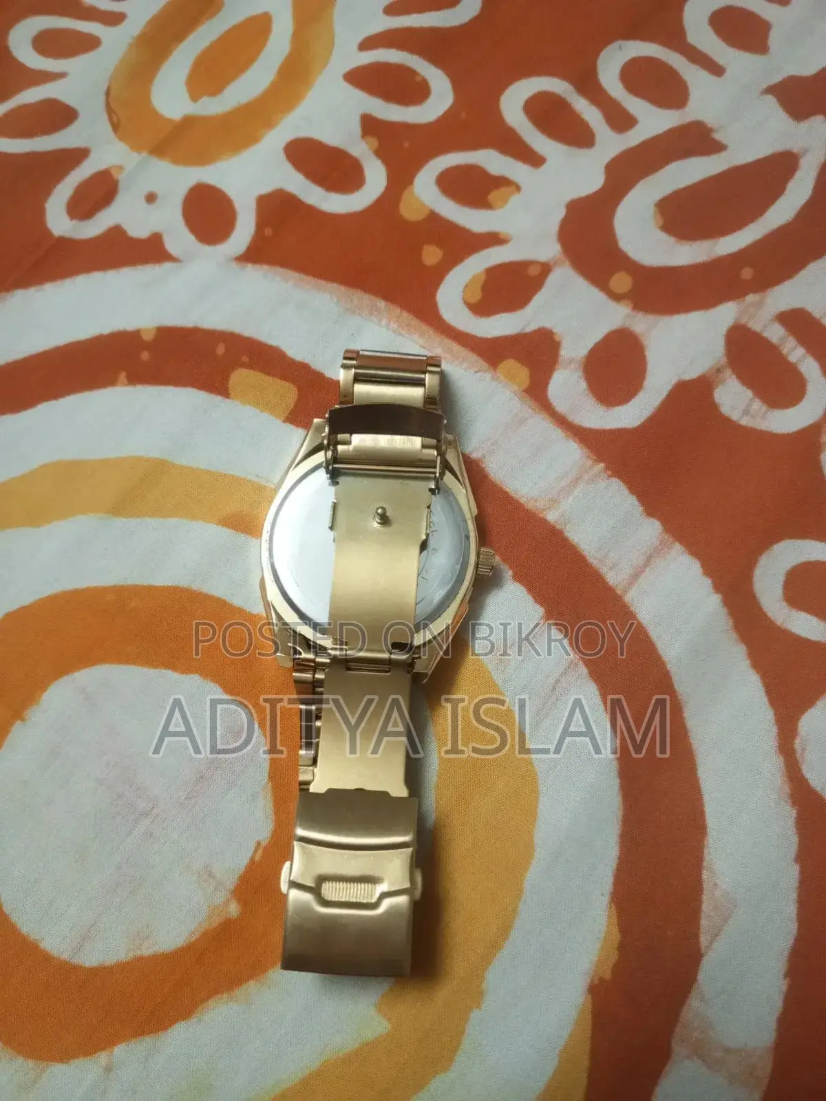 A Binbond brand gold-colored quartz watch.