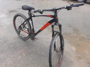 সুন্দর একটি ব্যবহৃত সাইকেল