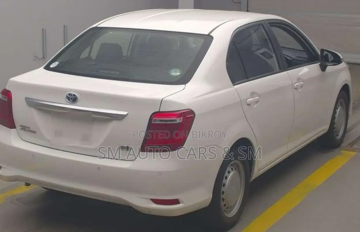 টয়োটা অ্যাক্সিও ২০২১ সাদা