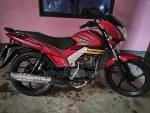 মহিন্দ্রা সেঞ্চুরো ২০১৬ লাল