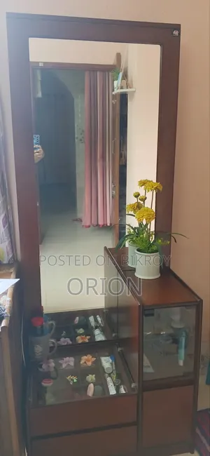 রিগ্যাল কাঠের ড্রেসিং টেবিল