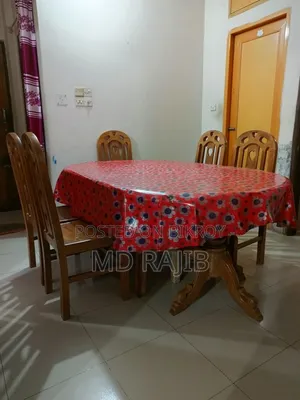 ৫ টি চেয়ার এবং একটি বড় সাইজের ডাইনিং টেবিল বিক্রি করা হবে।