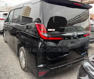 টয়োটা নোয়া ২০২২ কালো