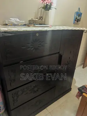মালয়েশিয়ান কাঠের ওয়ারড্রোব