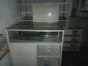 মোবাইল বা চশমার দোকানের শোকেস, স্টিল ও গ্লাসের লাইট সমৃদ্ধ ।