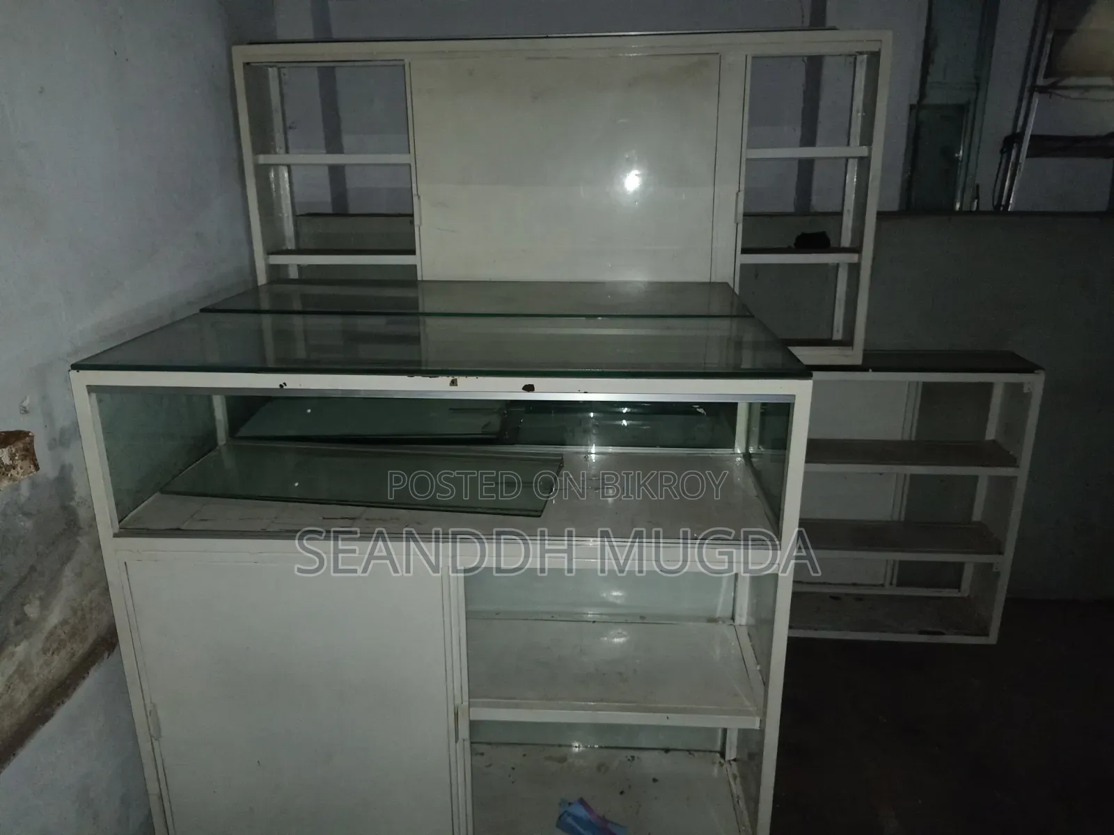 মোবাইল বা চশমার দোকানের শোকেস, স্টিল ও গ্লাসের লাইট সমৃদ্ধ ।