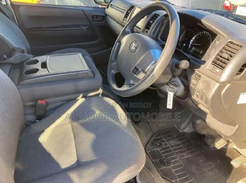 Toyota HiAce 2021 White