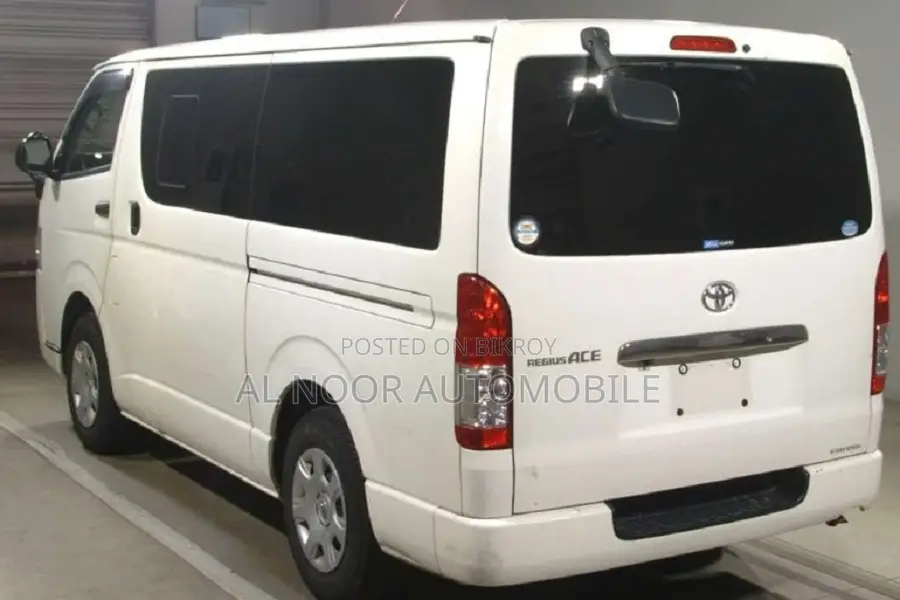Toyota HiAce 2021 White