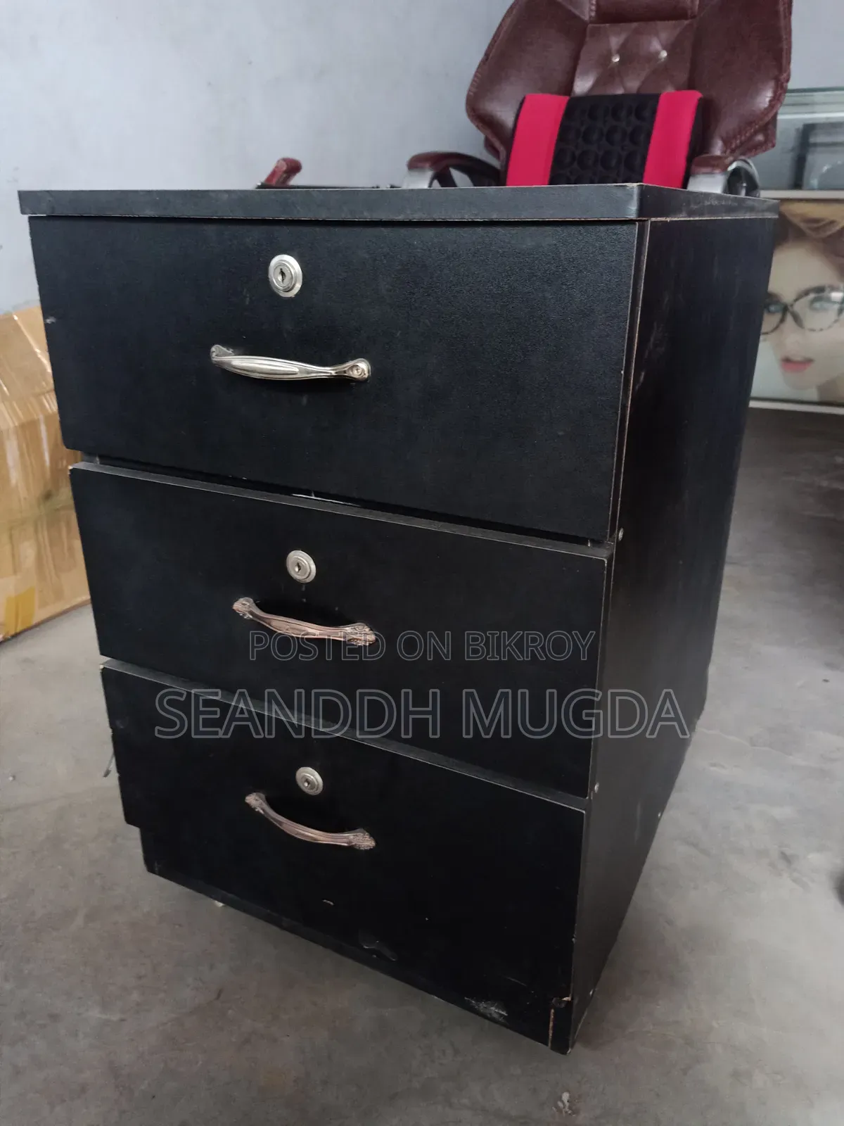 এক্সিকিউটিভ অফিস টেবিল + ৩টি চেয়ার + ৩ ড্রয়ার ক্যাবিনেট |