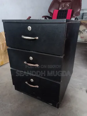 এক্সিকিউটিভ অফিস টেবিল + ৩টি চেয়ার + ৩ ড্রয়ার ক্যাবিনেট |
