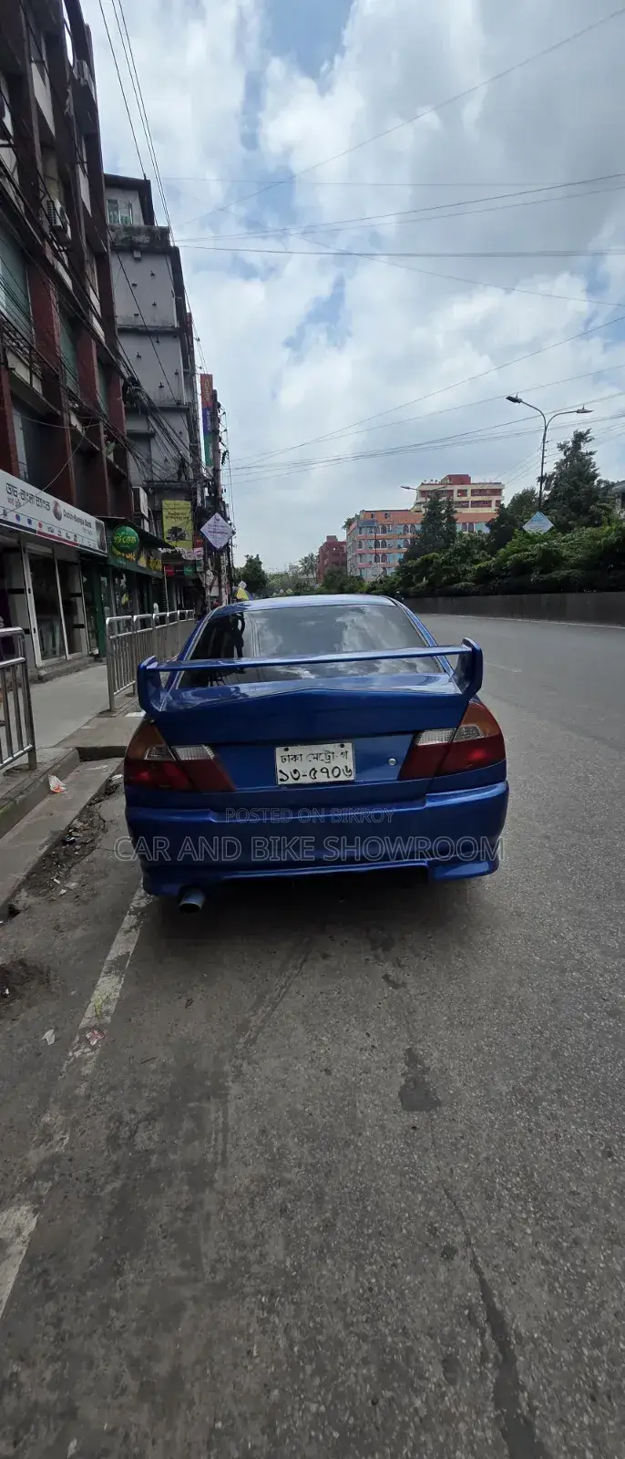 মিতসুবিশি ল্যান্সার ২০০২ নীল