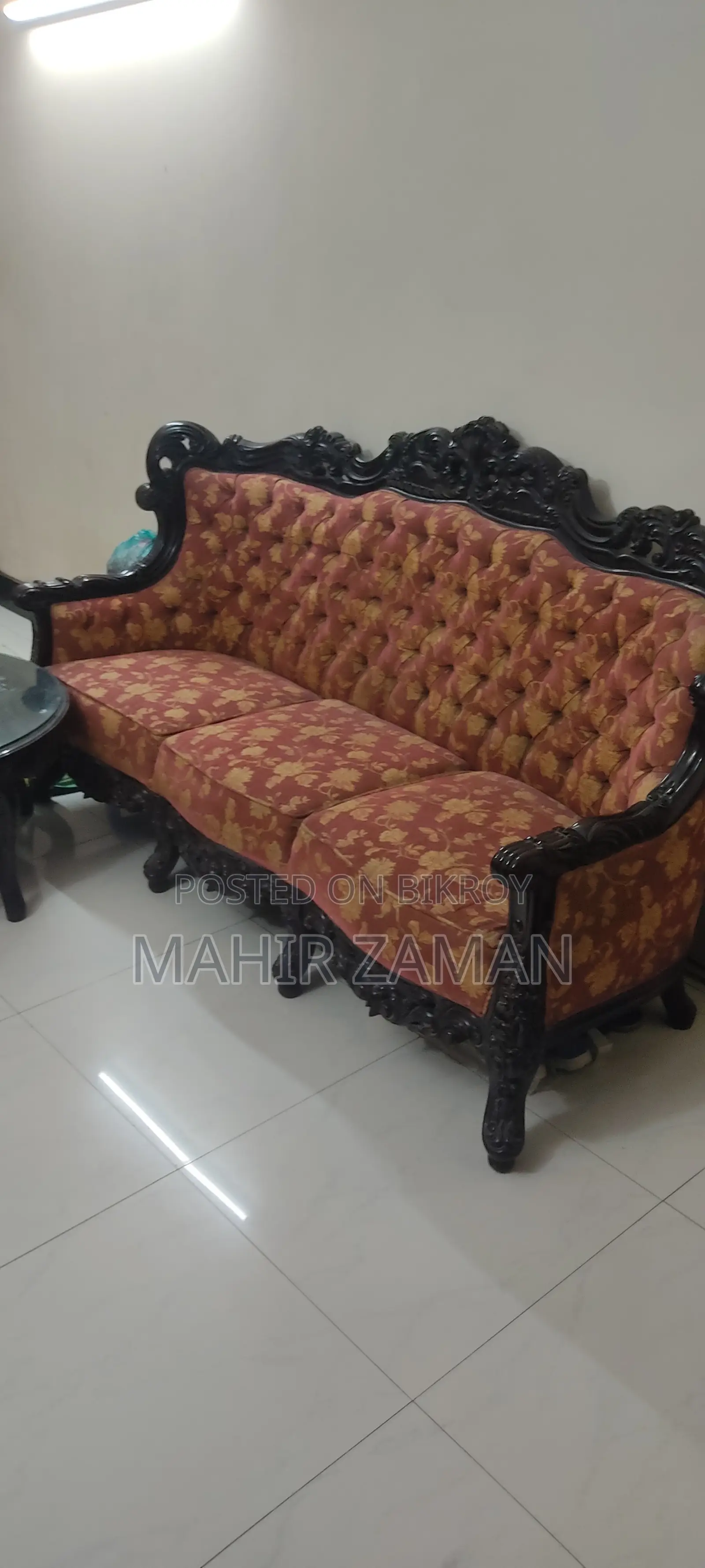 একটি গোল টেবিলসহ ৬ সিটার সোফা সেট।