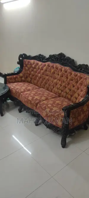 একটি গোল টেবিলসহ ৬ সিটার সোফা সেট।