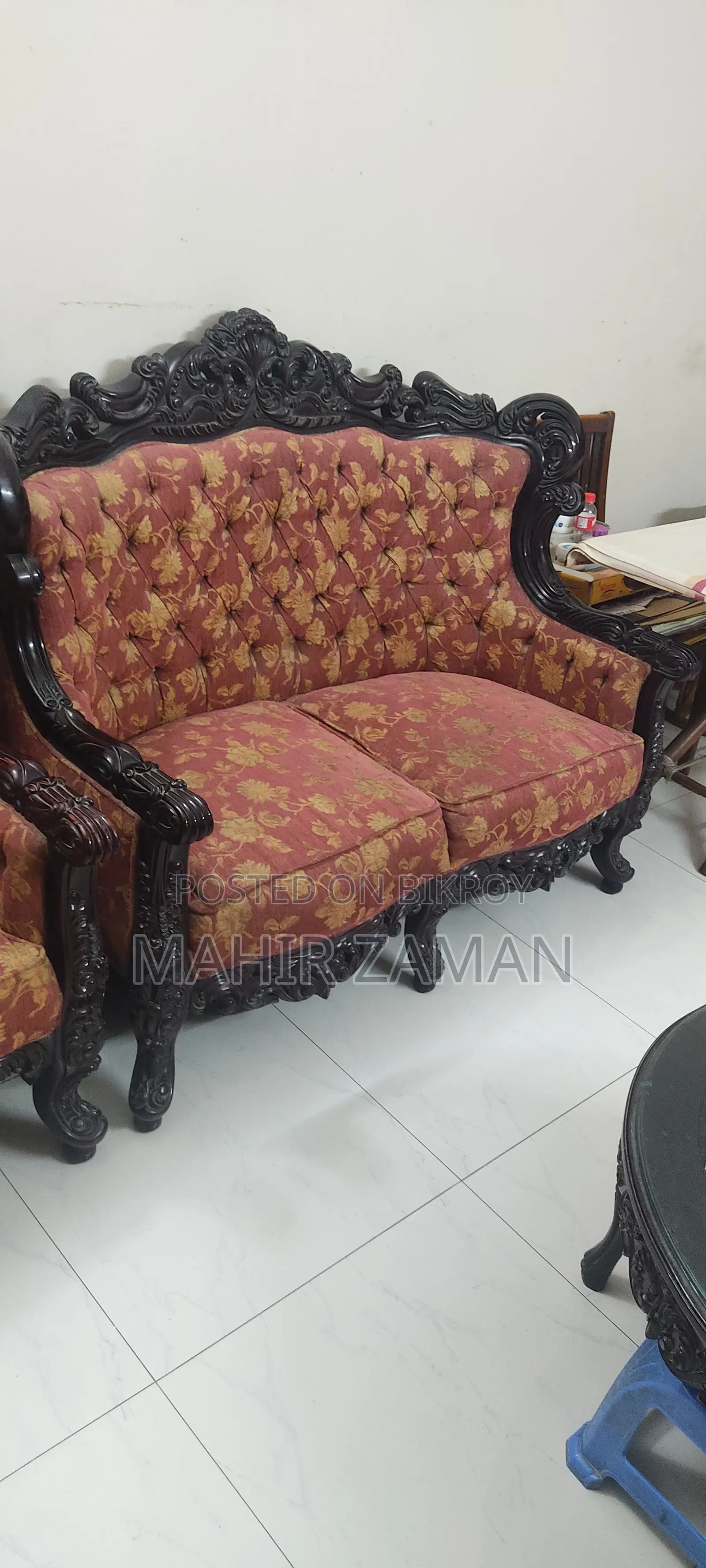 একটি গোল টেবিলসহ ৬ সিটার সোফা সেট।