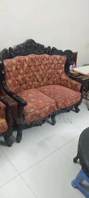 একটি গোল টেবিলসহ ৬ সিটার সোফা সেট।