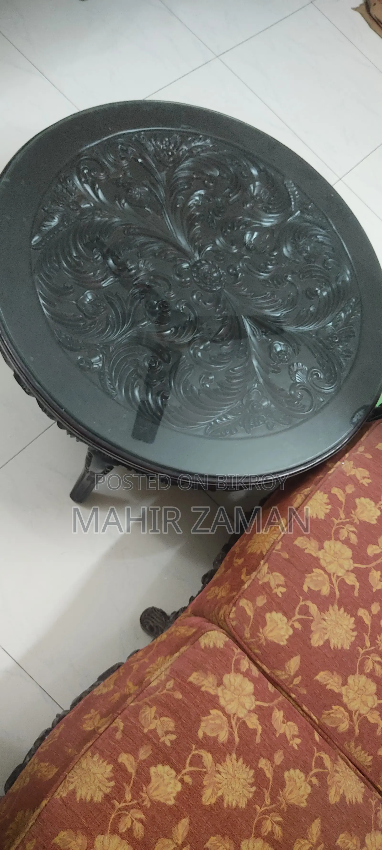 একটি গোল টেবিলসহ ৬ সিটার সোফা সেট।