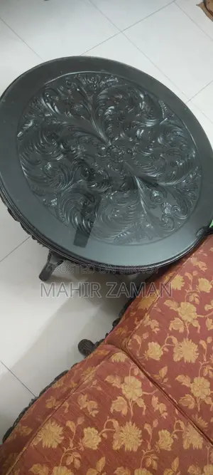 একটি গোল টেবিলসহ ৬ সিটার সোফা সেট।
