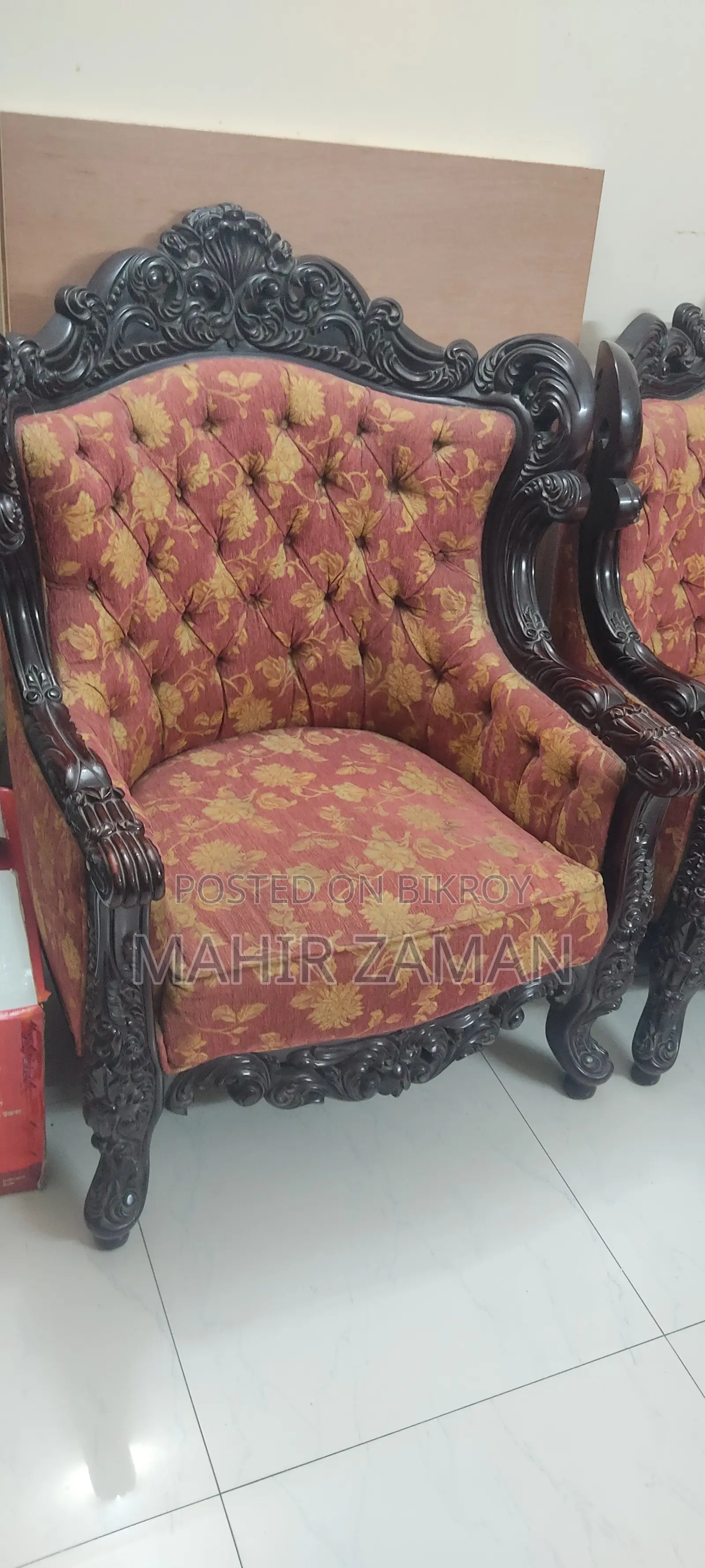 একটি গোল টেবিলসহ ৬ সিটার সোফা সেট।