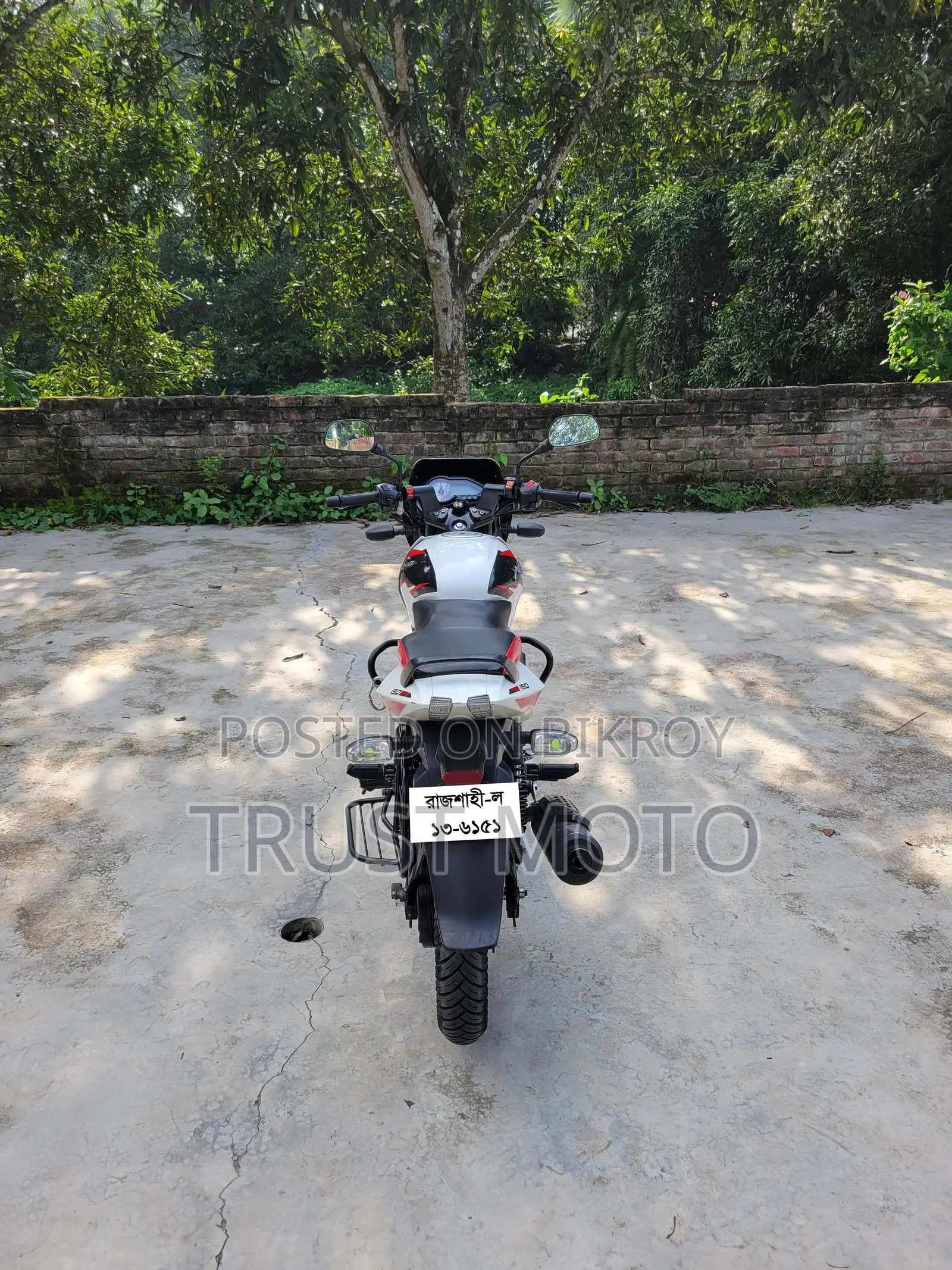 Bajaj Pulsar 150 2023 সাদা