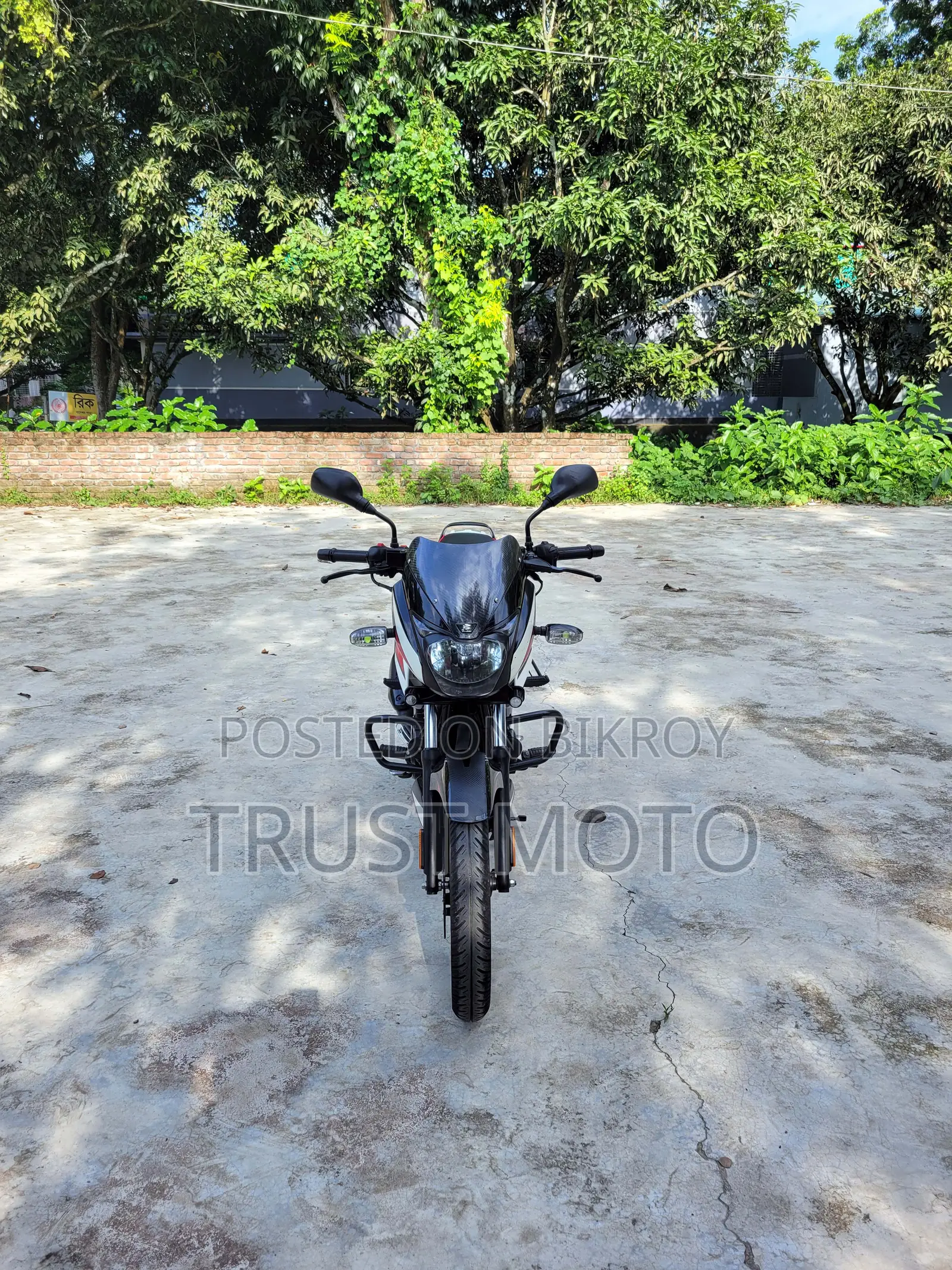 Bajaj Pulsar 150 2023 সাদা