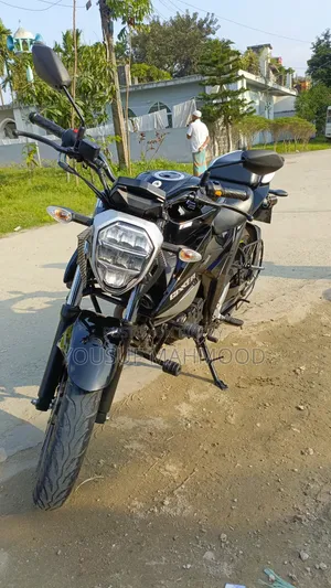 সুজুকি জিক্সার ২০২৫ ব্ল্যাক