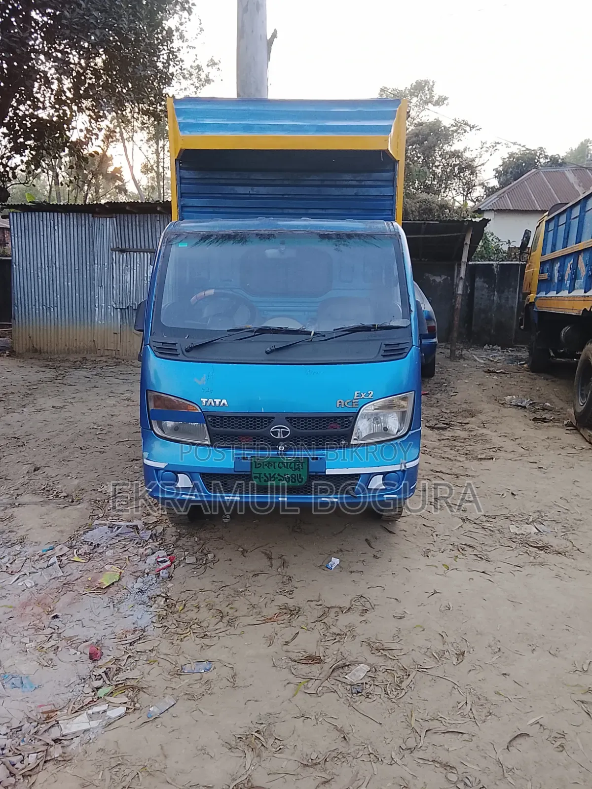 Running vehicle for transporting 1-day old chicks