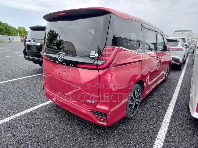 Toyota Noah 2022 Red