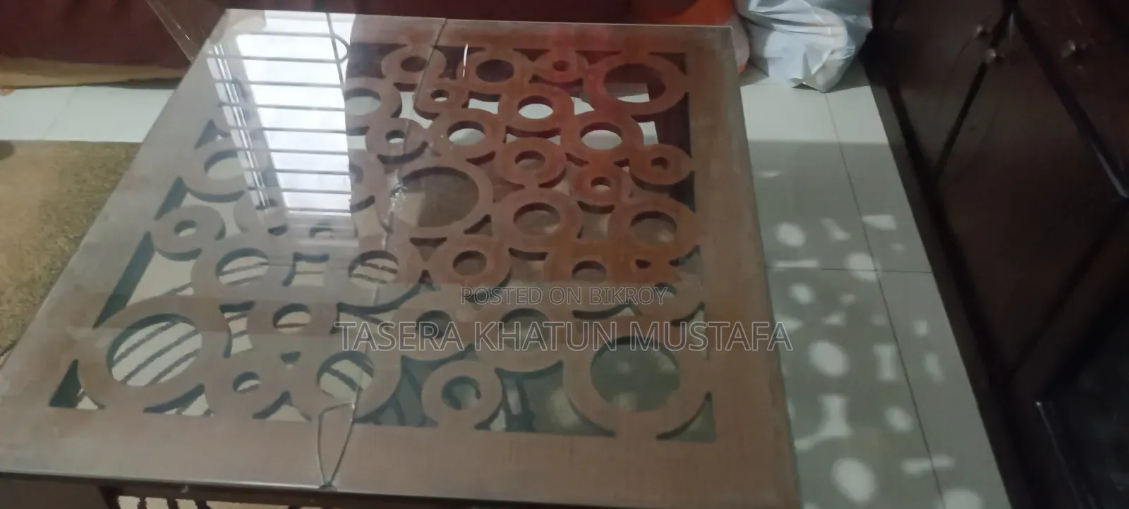 কাঠের টেবিল