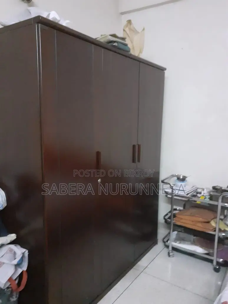 খাট এবং আলমারি বিক্রয়ের জন্য