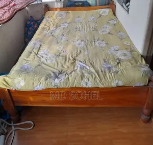 Wooden Bed 4.5*6.5 Feet