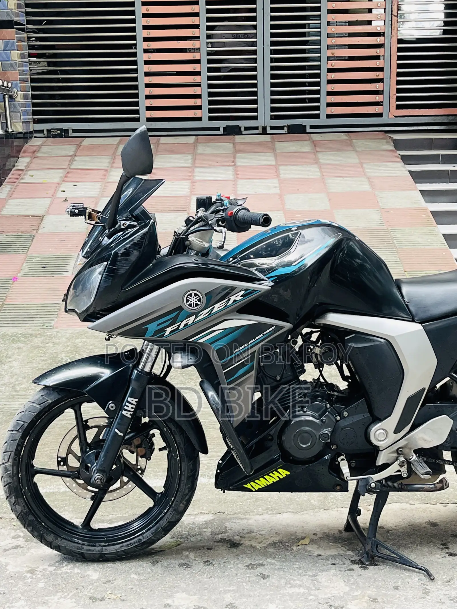 ইয়ামাহা ফাজার এফআই ভি২ ২০১৮ কালো