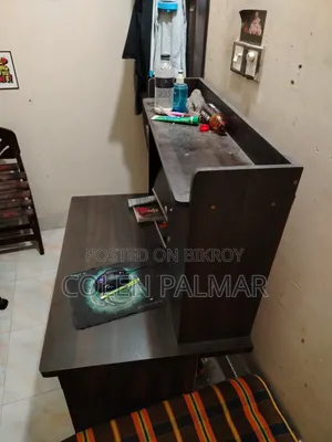 পড়ার টেবিল