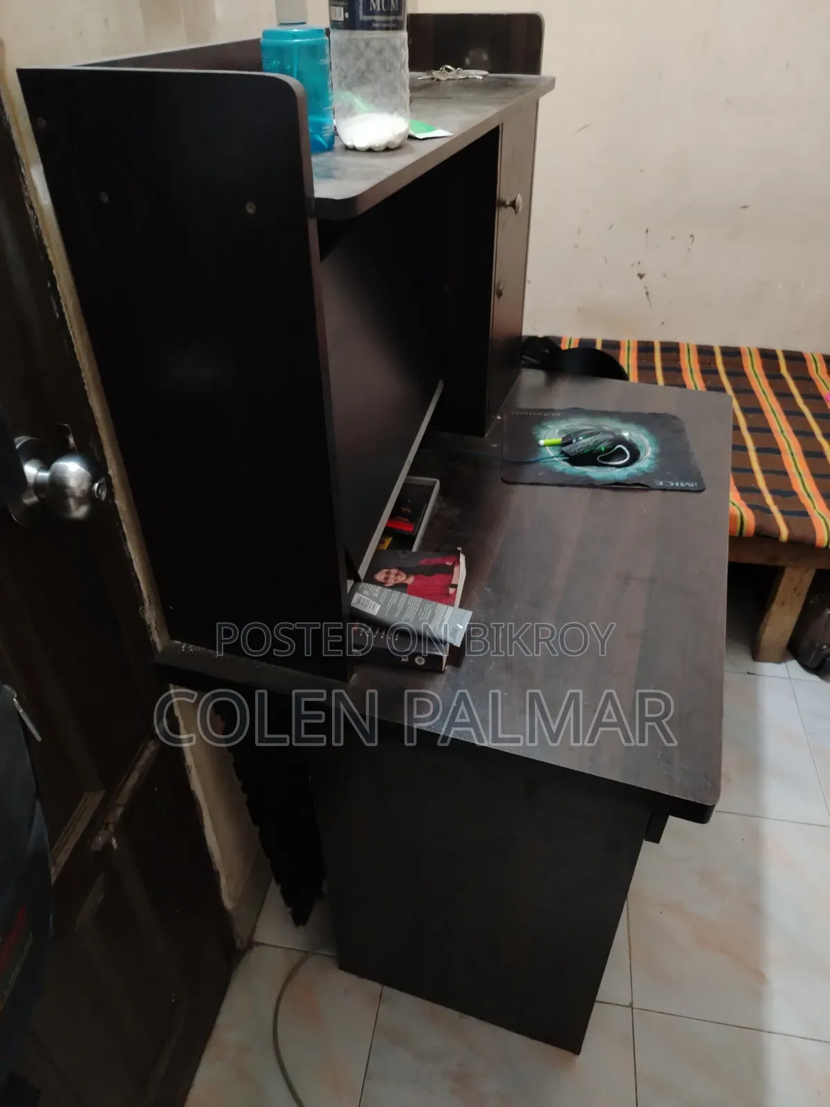 পড়ার টেবিল
