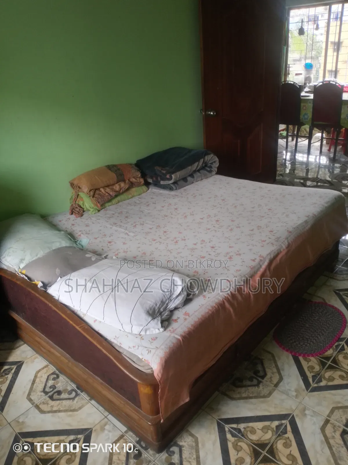 ম্যাট্রেস সহ খাট বিক্রয় হবে।