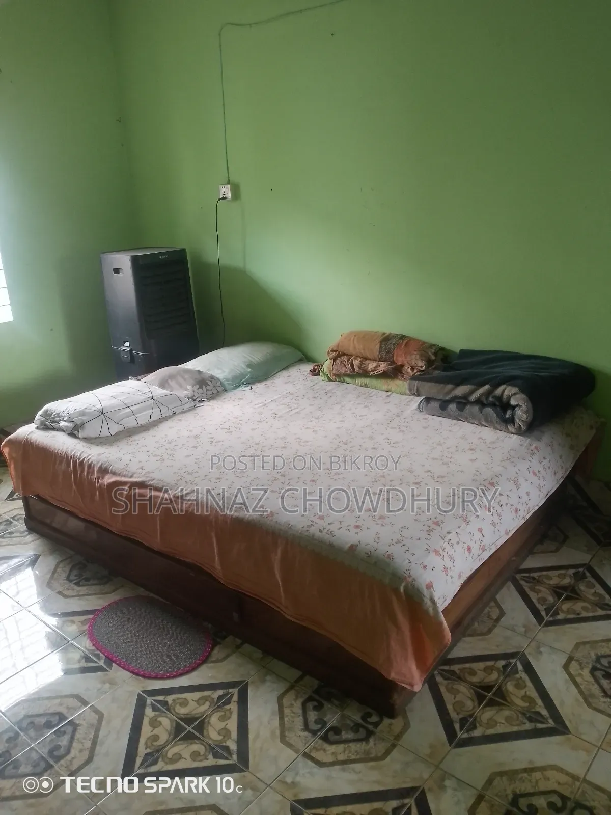 ম্যাট্রেস সহ খাট বিক্রয় হবে।
