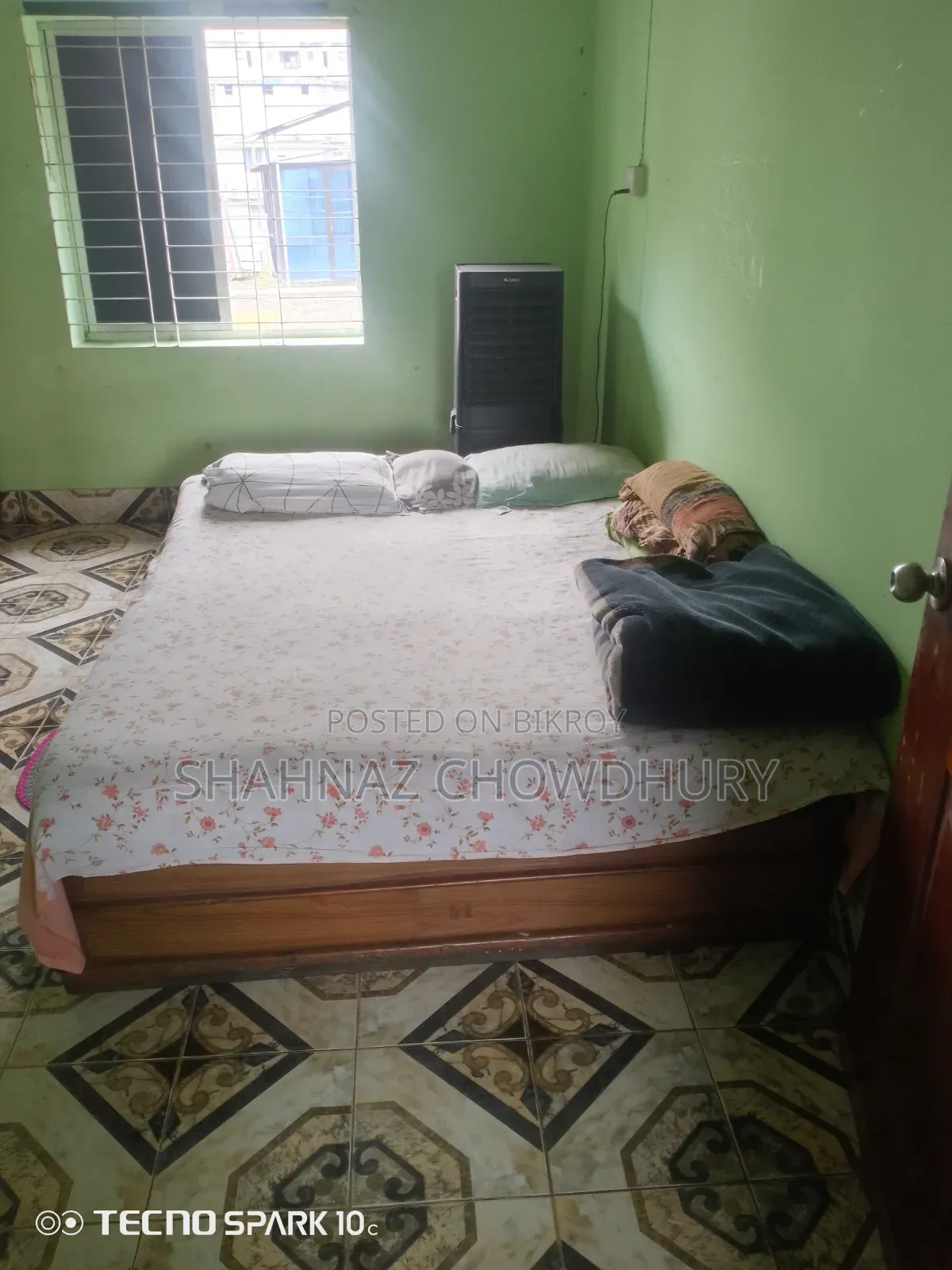 ম্যাট্রেস সহ খাট বিক্রয় হবে।