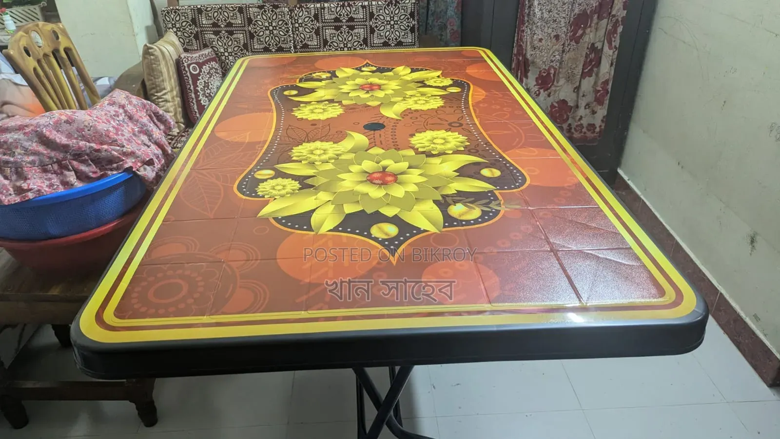 একটি Hamko ডাইনিং টেবিল বিক্রি করা হবে।