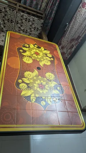 একটি Hamko ডাইনিং টেবিল বিক্রি করা হবে।