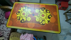 একটি Hamko ডাইনিং টেবিল বিক্রি করা হবে।