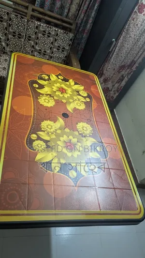 একটি Hamko ডাইনিং টেবিল বিক্রি করা হবে।