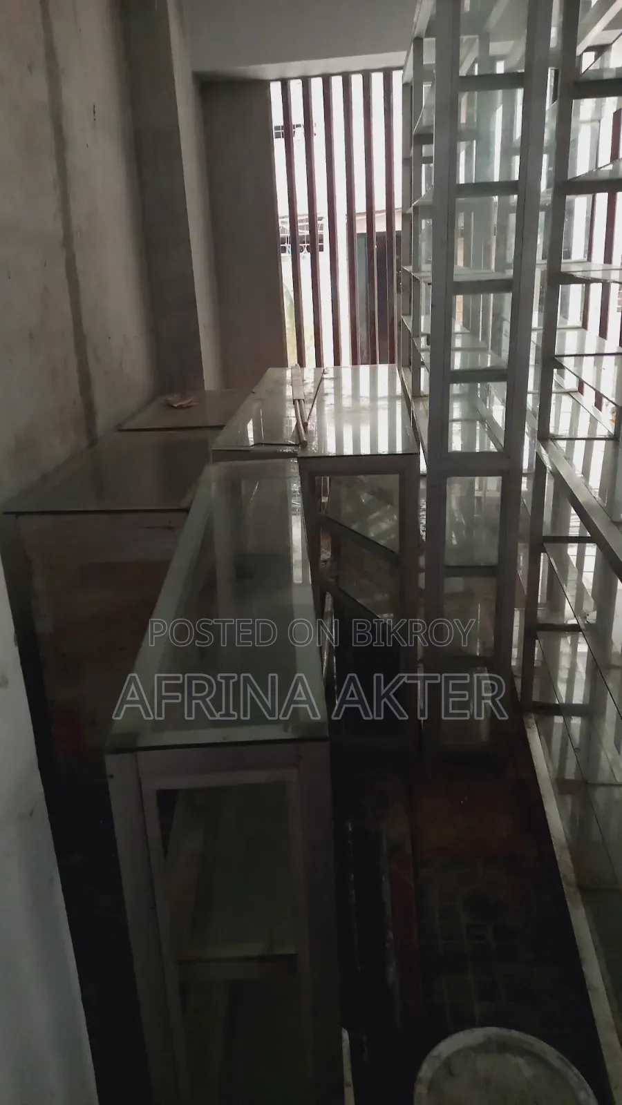 গ্লাস সেল্ফ